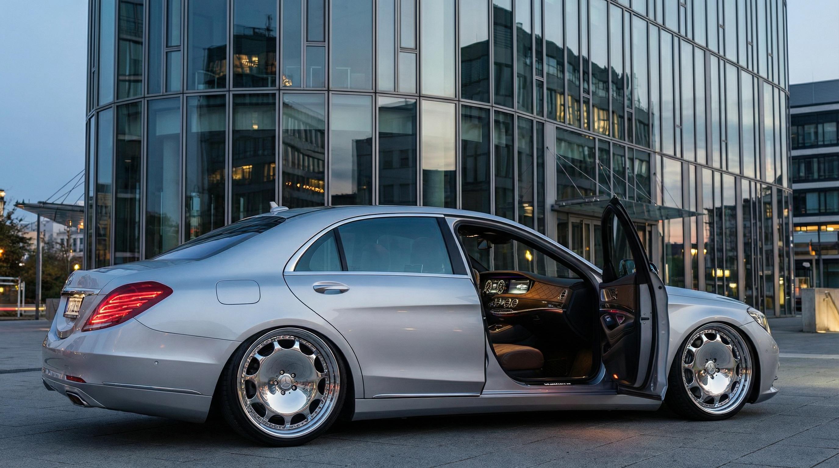 国产视频银色豪华轿车气动避震改装视频